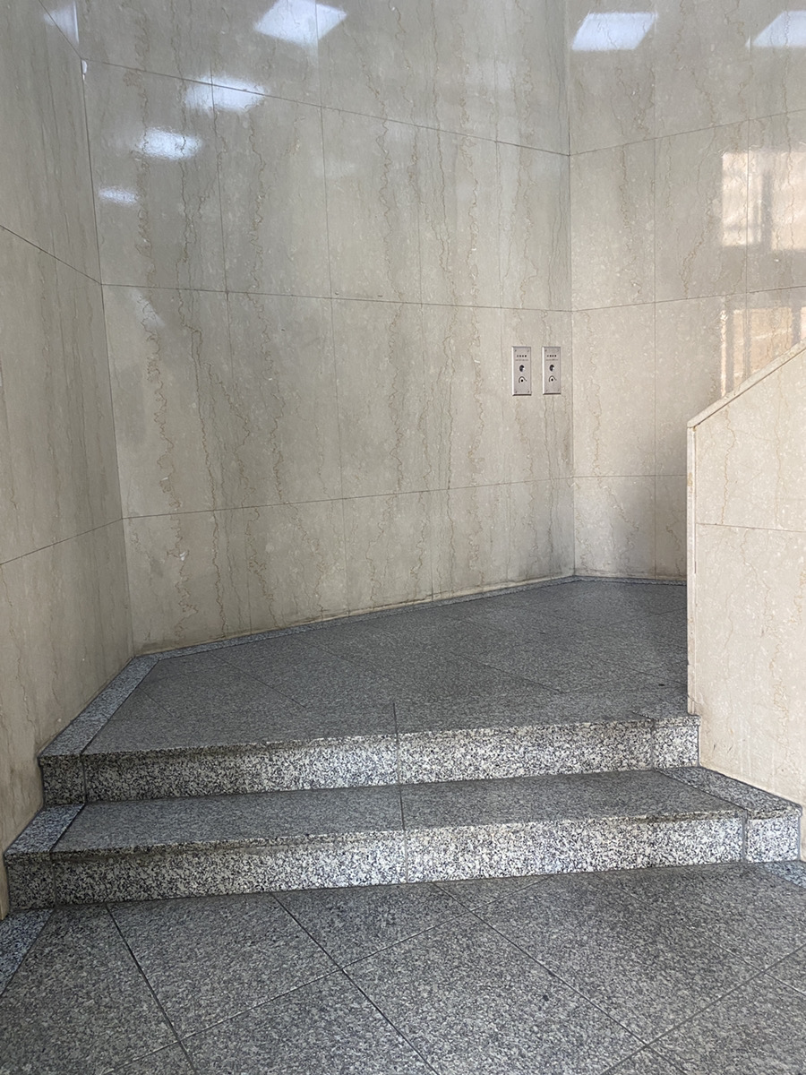 ティオ　シティセンタービル　階段