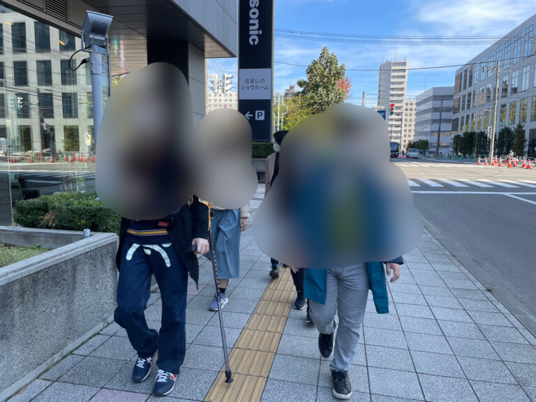 避難経路を歩いている
