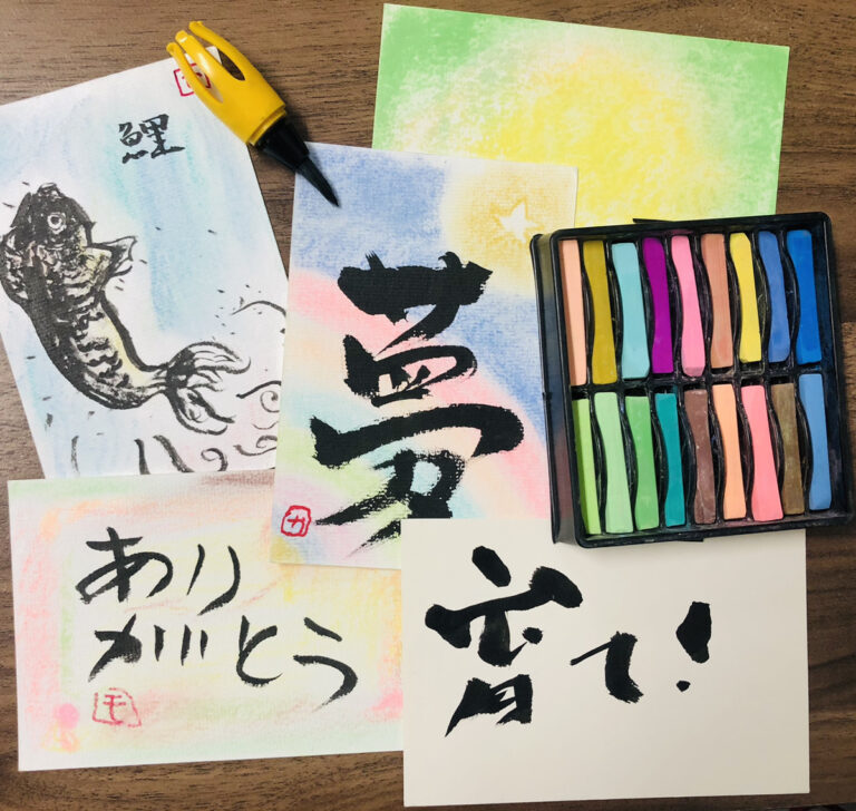 指筆とパステルクレヨンの写真