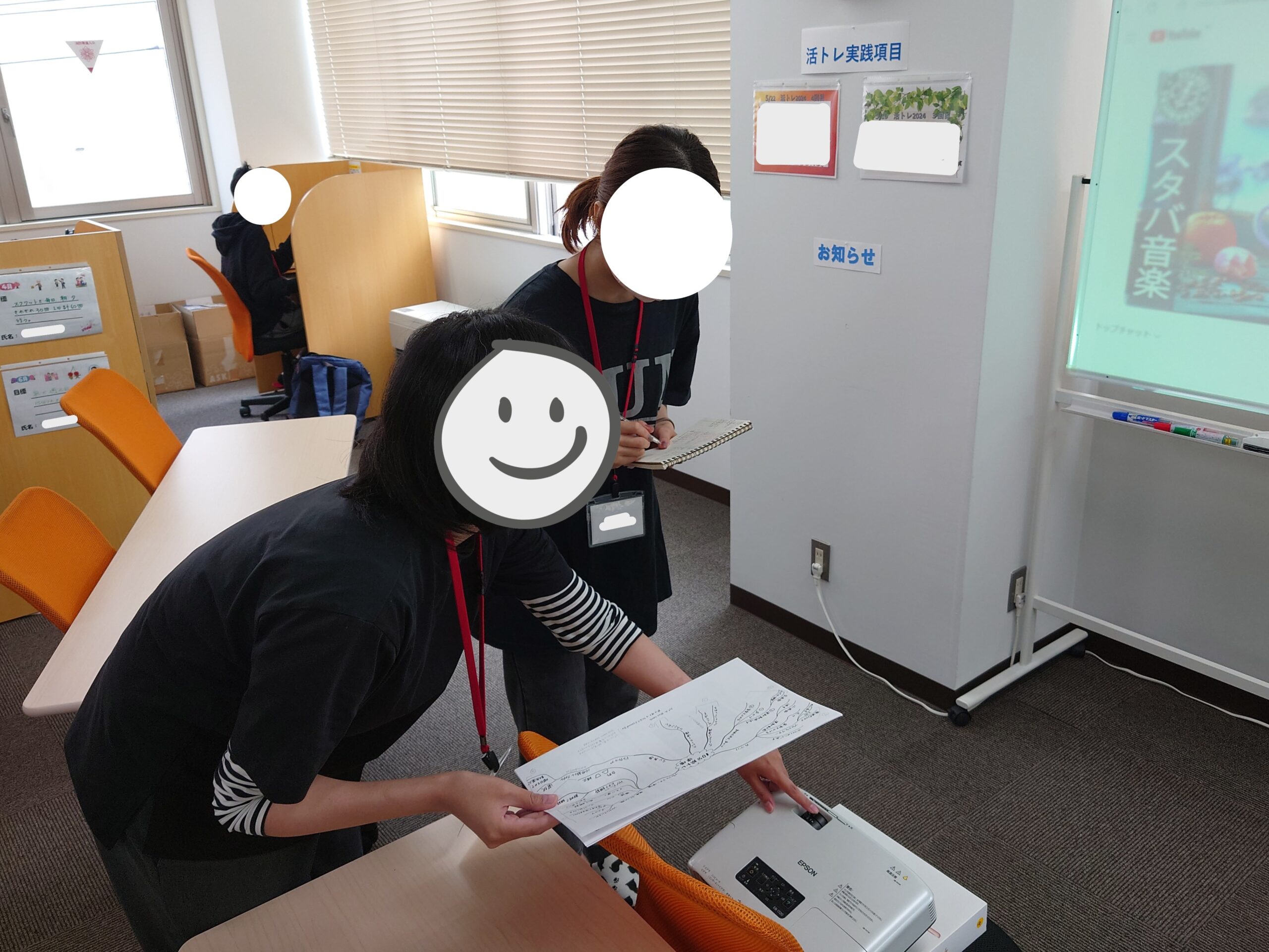 模擬就労のプロジェクター準備の様子